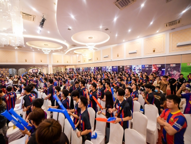 Hà Nội: Hàng nghìn CĐV “tiếp lửa” cho Barca đấu với Real Madrid